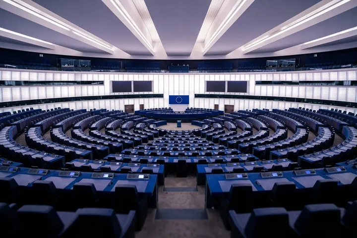 Hemiciclo do Parlamento Europeu visto das fileiras superiores