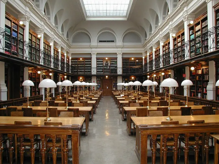 Sala de leitura de uma biblioteca universitária