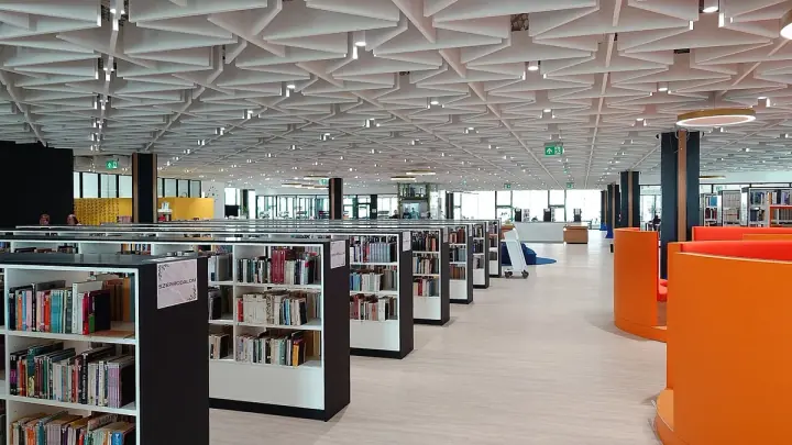 Sala de leitura de uma biblioteca universitária