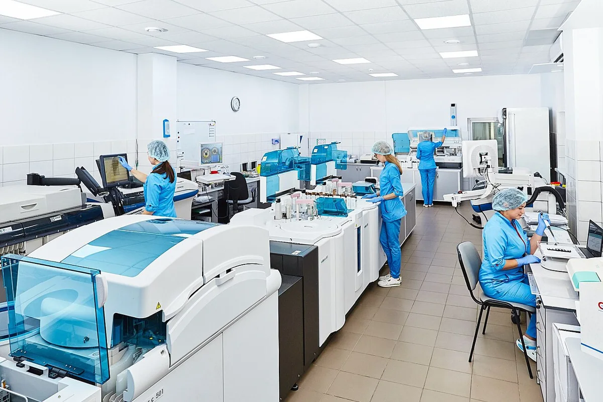 Pesquisa científica em um laboratório