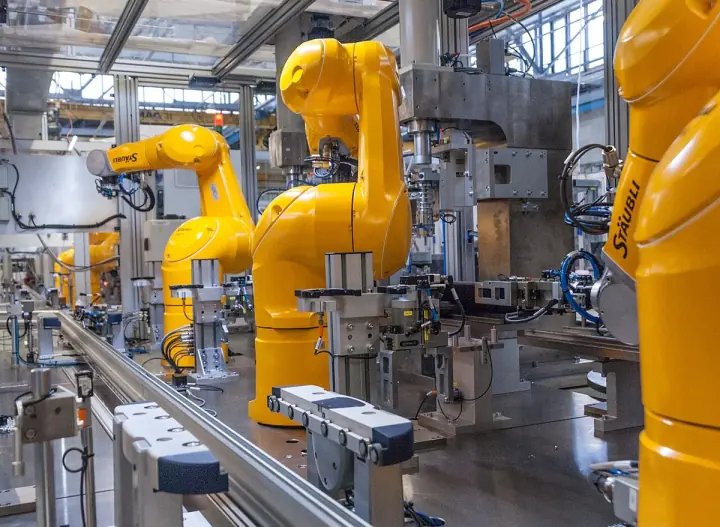 Robôs industriais em uma linha de produção