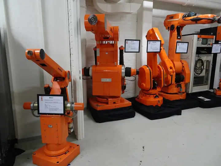 Robôs industriais em uma linha de produção