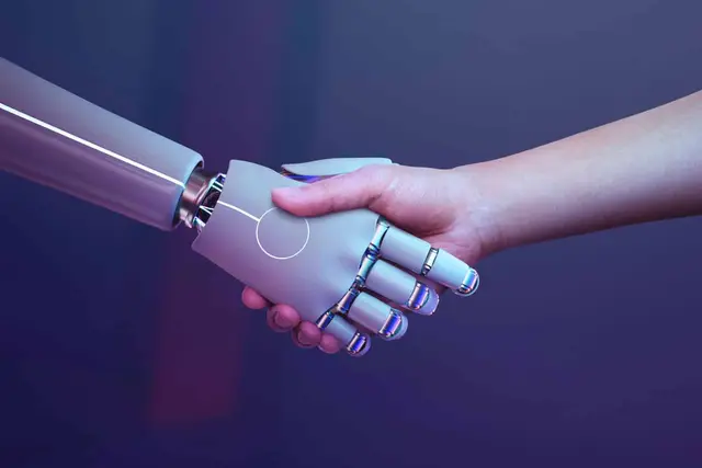 Um aperto de mãos entre uma mão robótica prateada e uma mão humana sobre um fundo roxo escuro