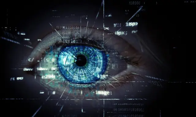 Olho humano de íris azul com linhas de código e símbolos digitais sobrepostos sobre um fundo escuro