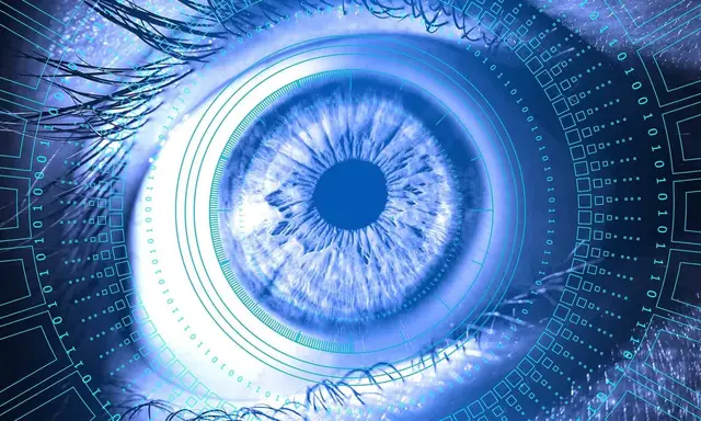 Close de um olho azul cercado por círculos concêntricos e dígitos binários, que sugere a visão de uma máquina