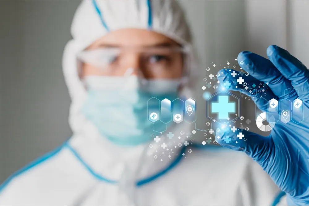 Profissional com traje de proteção, máscara e luvas azuis segura diante da câmera um símbolo médico luminoso rodeado de ícones.