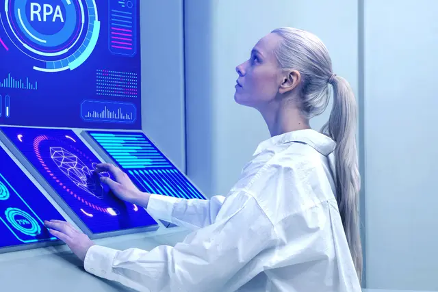 Mulher de jaleco branco diante de telas sensíveis ao toque com indicadores azuis e a sigla RPA, em um laboratório futurista.