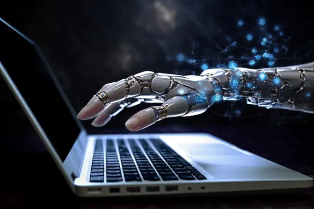 Mão robótica metálica estendida em direção ao teclado de um notebook, com faíscas azuis, como símbolo da IA criativa.
