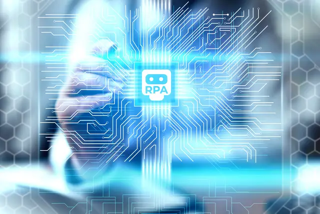 Mão diante de um circuito luminoso com um chip rotulado RPA ao centro, sobre um fundo azul desfocado de automação.