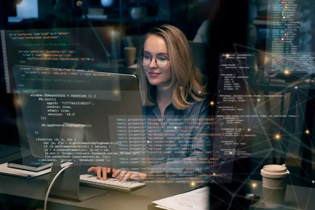 Uma desenvolvedora de óculos sorri diante de uma tela com código, cercada por linhas de programação e pontos conectados em sobreposição.