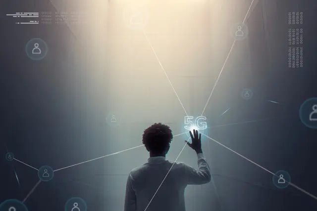 Pessoa de costas que toca com a mão um nó luminoso com a etiqueta 5G, entre linhas de rede e ícones de usuários
