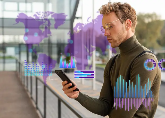 Homem de óculos olhando o celular enquanto mapas do mundo e gráficos de dados em tons de roxo se sobrepõem à imagem
