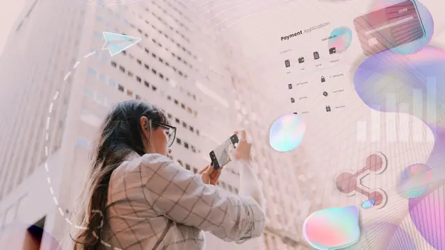 Mulher de óculos fotografa com o celular um prédio alto, com ícones de pagamento e interfaces digitais sobrepostos em tons rosados