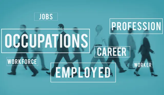 Pessoas caminhando, desfocadas, sobre um fundo azul-turquesa com palavras como jobs, occupations, profession, career e workforce