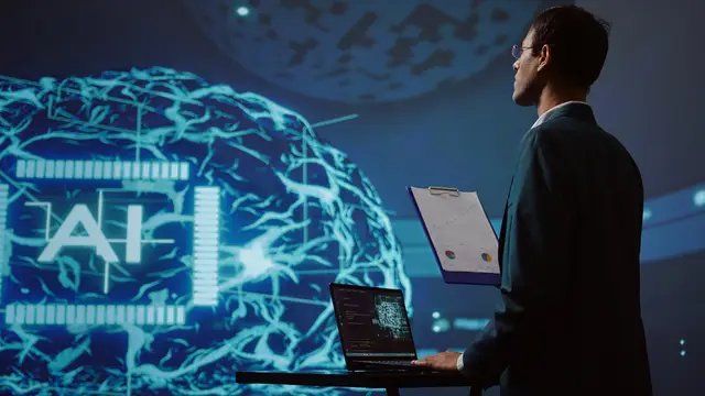 Homem de terno com um laptop e uma prancheta olha para um enorme cérebro luminoso com as letras AI projetado em uma tela