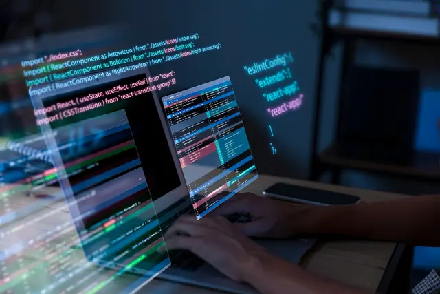 Mãos digitando em um laptop enquanto linhas de código coloridas se sobrepõem à tela, imagem do trabalho de desenvolvimento de software