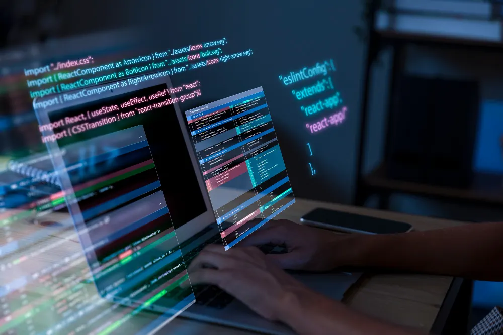 Mãos digitando em um laptop enquanto linhas de código coloridas se sobrepõem à tela, imagem do trabalho de desenvolvimento de software
