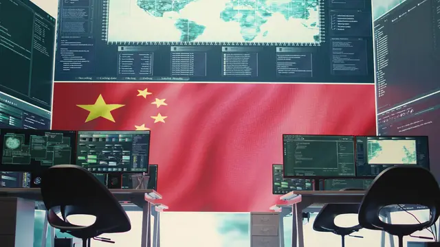 Sala de controle com cadeiras vazias, telas com mapas e dados e uma grande bandeira da China ao fundo